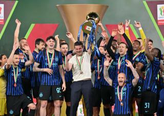 Imaginile momentului cu Cristi Chivu după ce a câștigat Cupa Italiei. Cum a apărut alături de familie pe teren