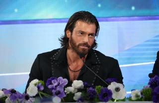 Cum arată Can Yaman fără barbă. Fanele au fost surprinse când l-au văzut pe actorul lor preferat
