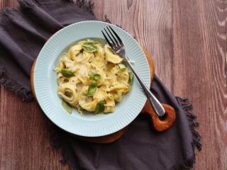 Tortellini cu brânză în sos de unt cu usturoi. O rețetă pe care merită s-o încerci cât mai repede