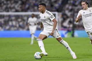 Cine este noua iubită a lui Kylian Mbappé. Ester Exposito, actrița superbă care i-ar fi cucerit inima starului francez