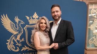 Baroneasa Nicoleta Scarlat și Lordul Răzvan Vasile s-au căsătorit la Palatul Știrbey. Ce ținută a purtat mireasa la nuntă