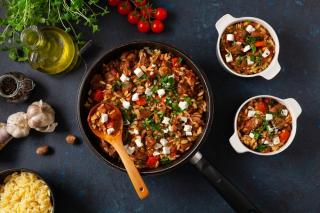 Risoni grecesc cu pui. Un preparat care se poate găti dintr-un foc și are un gust delicios