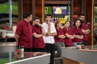 Jurații Chefi la cuțite intră în cea de-a zecea confruntare culinară. O concurentă vrea să-și părăsească echipa