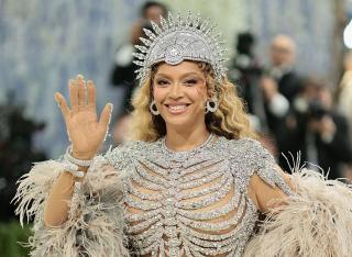 Cele mai neobișnuite ținute de la Met Gala 2026. Cum au pozat vedetele pe covorul roșu
