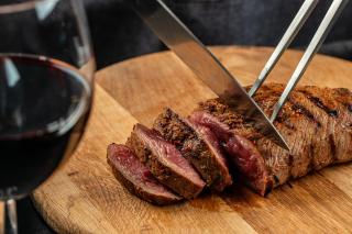 Friptură de antricot cu sos de vin roșu. O rețetă elegantă pe care trebuie să o încerci