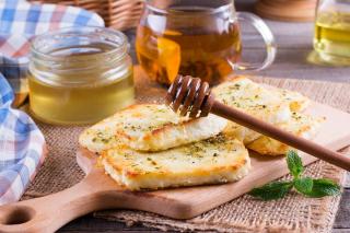Halloumi auriu cu miere și cimbru. O rețetă simplă, dar cu o aromă complexă