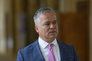 Cine este și cum arată soția lui Adrian Veștea. Premierul desemnat are doi copii