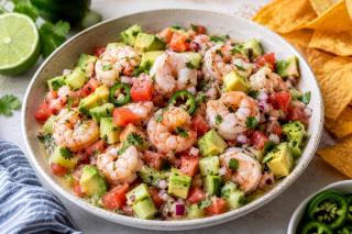 Ceviche mexican cu creveți, avocado și lime. Rețetă răcoritoare perfectă pentru zilele de vară