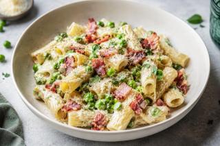 Paste cremoase cu mazăre și bacon. Rețetă simplă, rapidă și plină de savoare