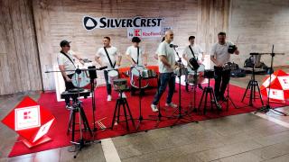 (P) Damian Drăghici a transformat oalele și tigăile în instrumente muzicale. Spectacolul inedit ce a surprins călătorii din metrou