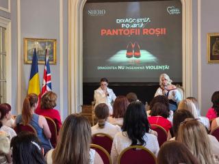 DRAGOSTEA POARTĂ PANTOFII ROŞII. SHERO a ajuns la Londra