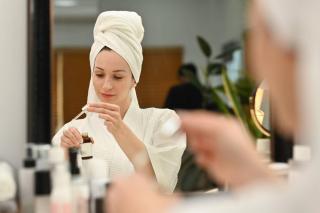 (P) Ce recomandă dermatologii în 2026: de ce mai puține produse, alese corect, înseamnă o piele mai sănătoasă
