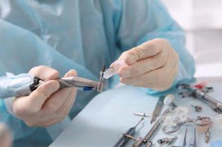 (P) Cum alegi instrumentarul potrivit pentru fiecare specialitate dentară? 10 recomandări practice pentru decizii corecte