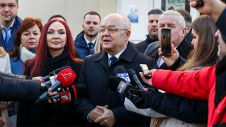 Cum arată soția lui Emil Boc. Oana Boc este lector universitar și atrage privirile cu fiecare apariție