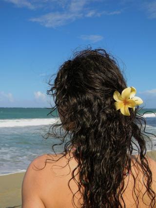 (P) Cum îți porți părul la plajă fără să renunți la stil? 5 coafuri recomandate de hairstyliști pentru zilele de vară