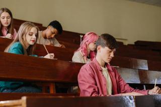 „Bătaie” pe locurile de la cea mai râvnită facultate din România. 10 candidați se luptă pentru un singur loc
