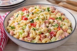 Salată de macaroane cu șuncă – rețetă cremoasă și răcoritoare