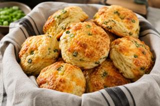 Biscuiți pufoși cu cheddar și ceapă verde, perfecți pentru gustări zilnice