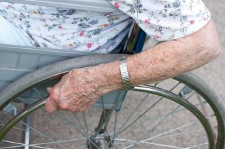 O pensionară de 96 ani, în pericol să fie dată afară din azil fiindcă e prea rebelă! Ce a putut să facă femeia, în camera ei
