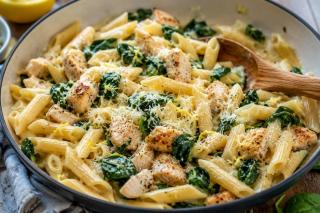 Paste cu pui, spanac, lămâie și parmezan la tigaie. Rețetă inspirată din bucătăria mediteraneeană