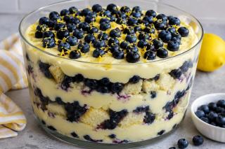 Trifle cu lămâie și afine. Rețetă de desert cremos, fresh și ușor de pregătit