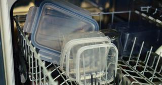 De ce nu se usucă recipientele din plastic în mașina de spălat vase, de fapt. Motivul pentru care rămân mereu ude