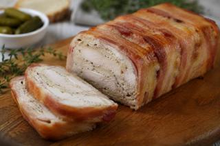 Terină de pui învelită în bacon. Rețeta unui aperitiv elegant și savuros