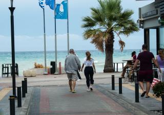 O familie de români a dormit cu mașina în cameră, în concediul din Grecia! Care a fost motivul