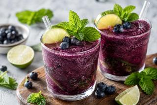 Mojito înghețat cu afine. Rețeta unei băuturi perfecte pentru zilele toride de vară