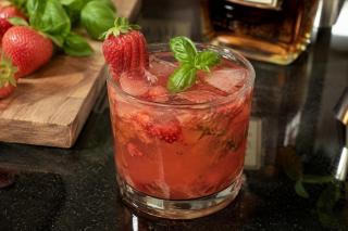 Cocktail cu căpșuni, bourbon și busuioc. Rețeta unei băuturi răcoritoare cu note aromate