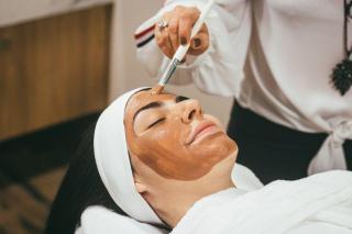 (P) Booking-ul de beauty s-a mutat online, iar România prinde din urmă un trend care în Vest e deja normă