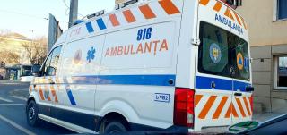 Ambulanță atacată cu topoarele într-o comună din Cluj, după ce localnicii au crezut că este mașina vine să fure copii