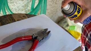 De ce unii bărbați pulverizează WD-40 pe scule înainte să le pună înapoi în garaj. Trucul împotriva ruginii