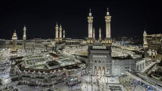 Ploaie torențială la Mecca. Imagini spectaculoase din jurul Kaabei. Cât de neobișnuit este fenomenul în această perioadă