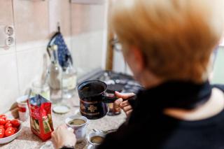 De ce să pui un borcan cu zaț de cafea în frigider. Trucul simplu care rezolvă o problemă frecventă