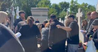 Mamei Mădălinei Apostol i s-a făcut rău la înmormântarea fiicei sale. Ambulanța intervine de urgență