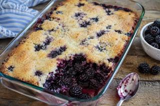 Cobbler cu mure. Rețetă de desert fraged și aromat cu crustă pufoasă