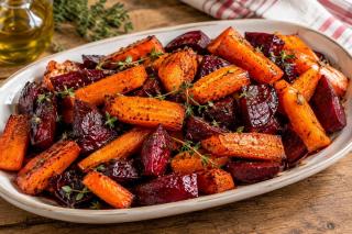 Sfeclă și morcovi copți cu glazură de miere și oțet balsamic