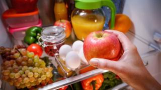 Ce alimente nu trebuie păstrate lângă mere. Motivul pentru care se pot strica mai repede