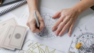 Ce este descendentul în astrologie. Cum îl afli și ce spune despre relațiile tale