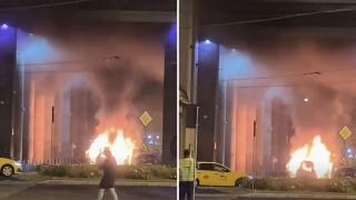 O mașină a luat foc în fața Gării de Nord din București. Imaginile surprinse de trecători au ajuns pe internet