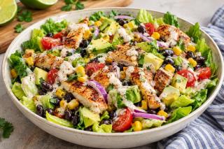 Salată de pui în stil Southwestern cu avocado, porumb și fasole neagră