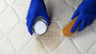 Trucul simplu pentru petele de pe saltea. Ai nevoie de un ingredient pe care aproape sigur îl ai în bucătărie
