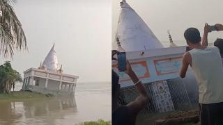 Momentul în care un templu Shiva vechi de 175 de ani se prăbușește în Gange. Inundații severe în India | VIDEO