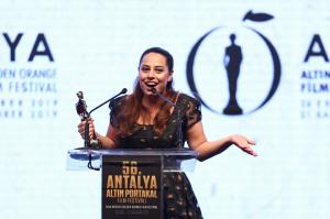 A început Antalya Golden Orange Film Festival. Printre primii câștigători s-a aflat și Aras Bulut Iynemli