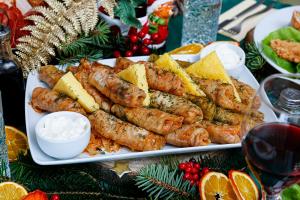 Cât costă masa tradiţională de Crăciun în 2023. Suma pe care o scot românii din buzunar pentru sarmale, cozonaci şi salată de boeuf