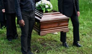 O femeie declarată moartă a început să respire în timp ce era pregătită pentru înmormântare, în SUA: 