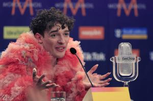 Cine este Nemo, artistul elvețian care a câștigat Eurovision 2024. A spart trofeul pe scenă la câteva secunde după ce l-a primit / VIDEO