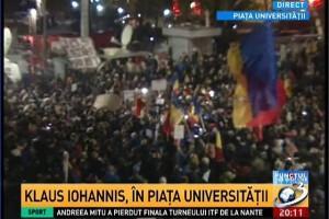 Klaus Iohannis a ajuns în Piaţa Universităţii şi a discutat cu protestatarii