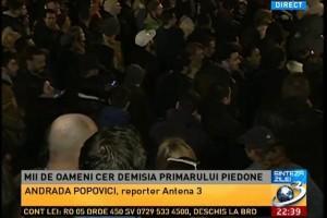 Protestatarii au ajuns la Primăria Sectorului 4 și cer demisia lui Piedone! (VIDEO)